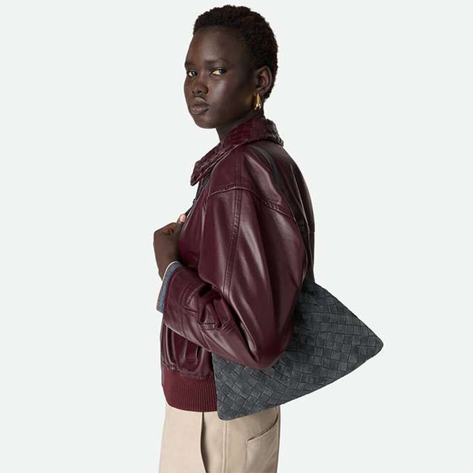 bottega veneta medium dustbag intrecciato leather drawstring crossbody pouch #796728